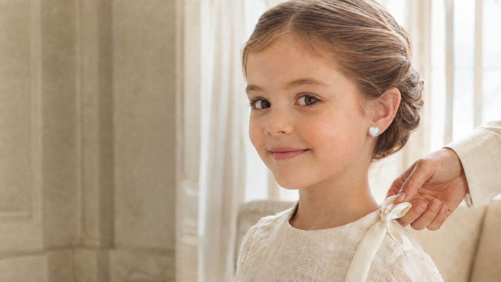 Девочка в перламутровых серьгах-сердечках Kids Collection
